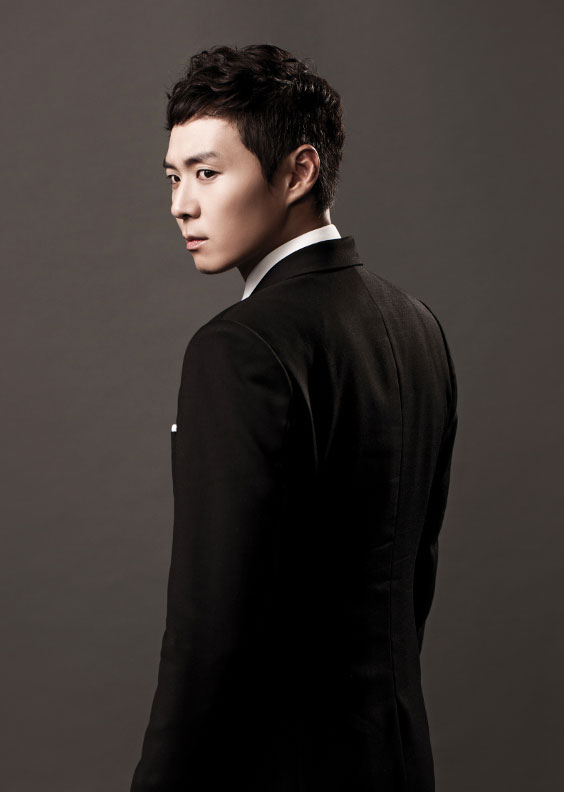 vampire-cast-yun-jung-hoon-back.jpg