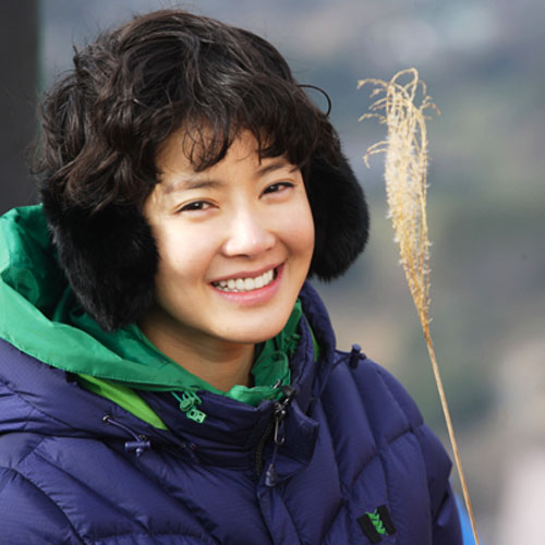  and large earmuff are making the face of Lee Si Young looks more petite