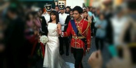king-engagement-kiss2