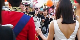 king-engagement-kiss3