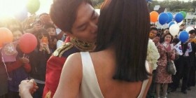 king-engagement-kiss4