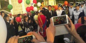 king-engagement-kiss5