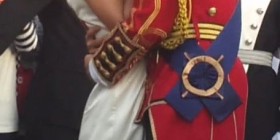 king-engagement-kiss6