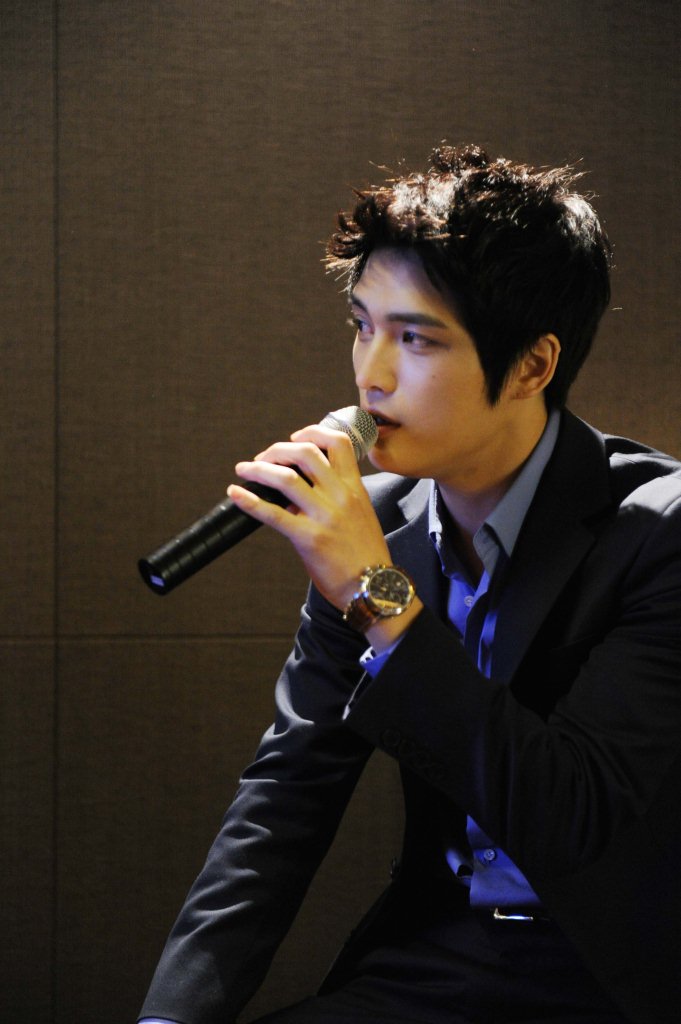 Jaejoong Sings in Karaoke