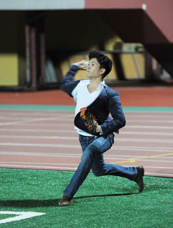 Ji Sung Plays Baseball