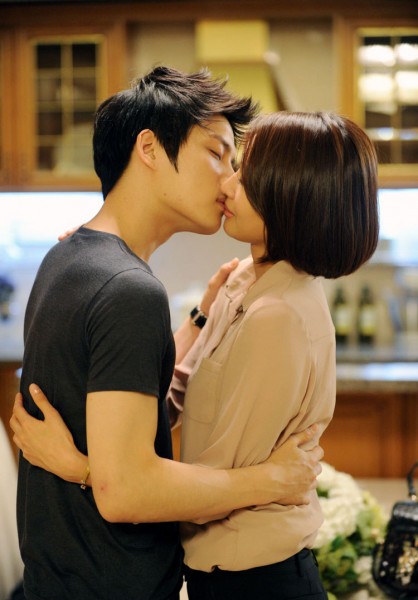 Kim Jaejoong and Wang Jihye French Kiss