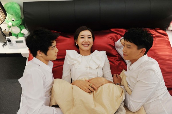 Wang Ji Hye Lying Between Ji Sung and Jaejoong