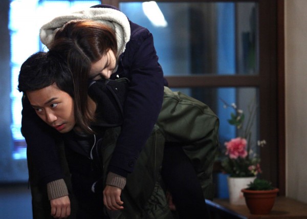 Chun Jung Myung Carries Park Min Young on Back