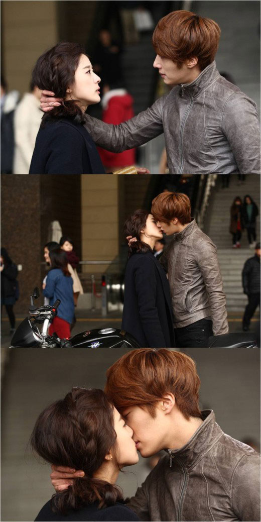 Jung Il Woo and Lee Chung Ah Kiss