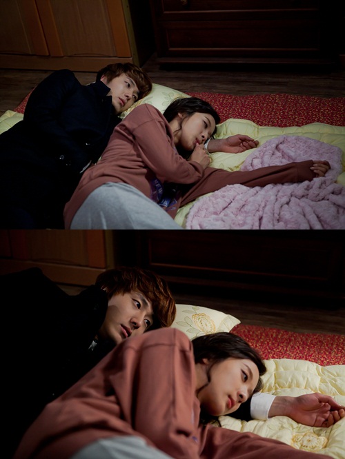 Jung Il Woo and Lee Chung Ah Arm Pillow