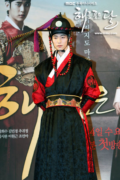 The Moon the Embraces the Sun Production Press Conference Video & Photo ...