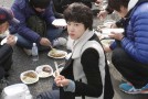 Lee Si Young Eats Lunch Box on the Floor with Crews