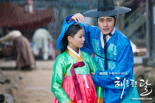 Lee Min Ho and Kim Yoo Jung in the rain