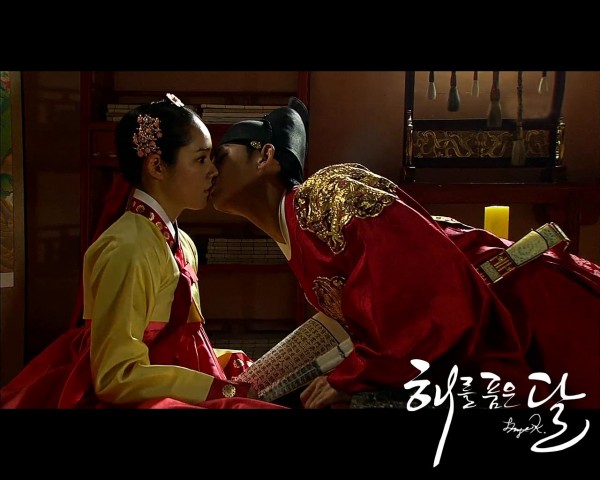 Kim Soo Hyun and Han Ga In Kissing Wallpaper