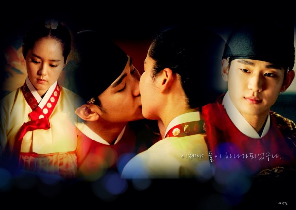 The Moon Embracing the Sun Kissing Wallpaper