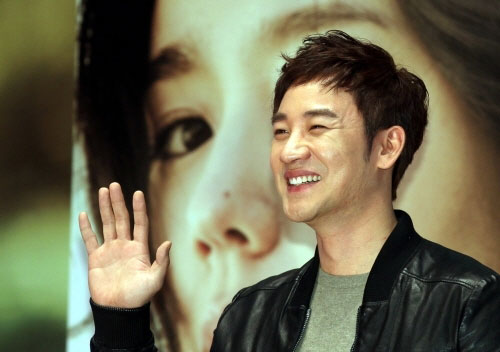 Uhm Tae Woong Received Sports Shoe from Lee Bo Young as Birthday Gift