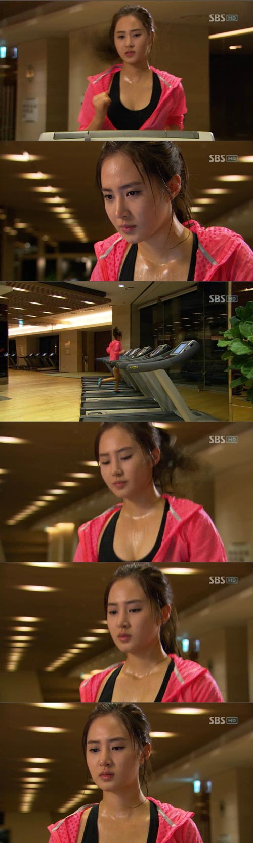SNSD’s Yuri Shows Off Cleavage & Sexy Body