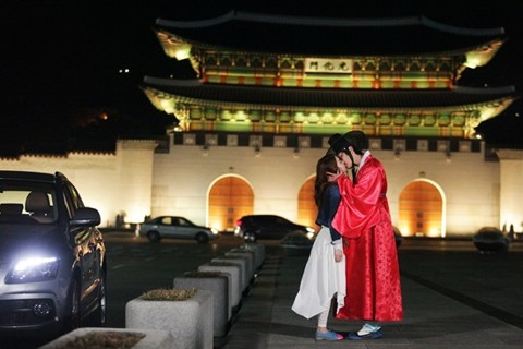 Ji Hyun Woo & Yoo In Na Kiss at Gwanghwamun Gate