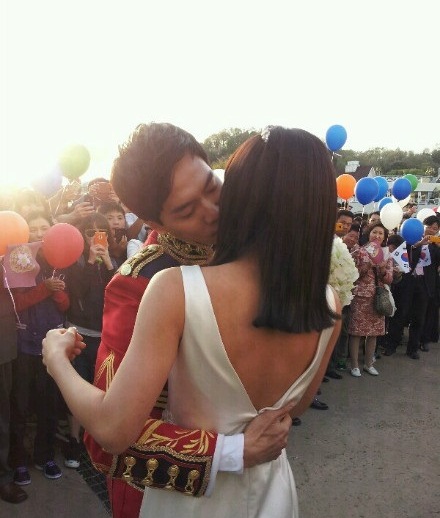 Lee Seung Gi & Ha Ji Won Hug & Kiss on Street