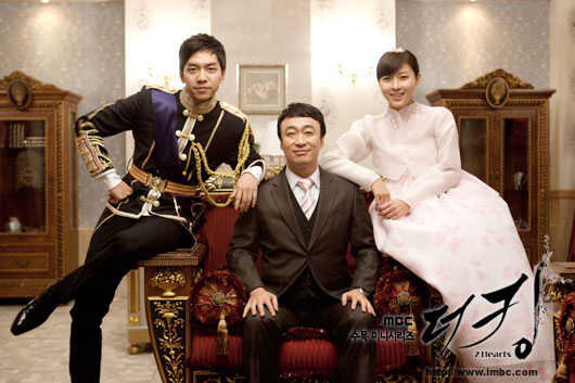 Lee Seung Gi & Ha Ji Won Cozy Family Portraits