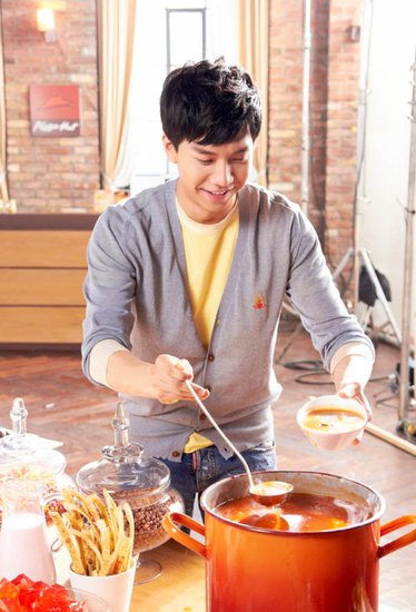 Lee Seung Gi Transforms into “Salad King” to Show Refreshing Charm