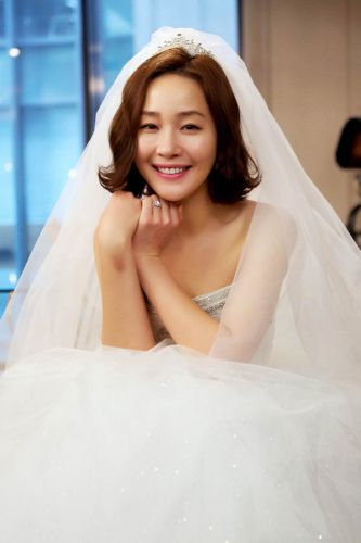 Uhm Ji Won Dresses in Luxurious Wedding Gown