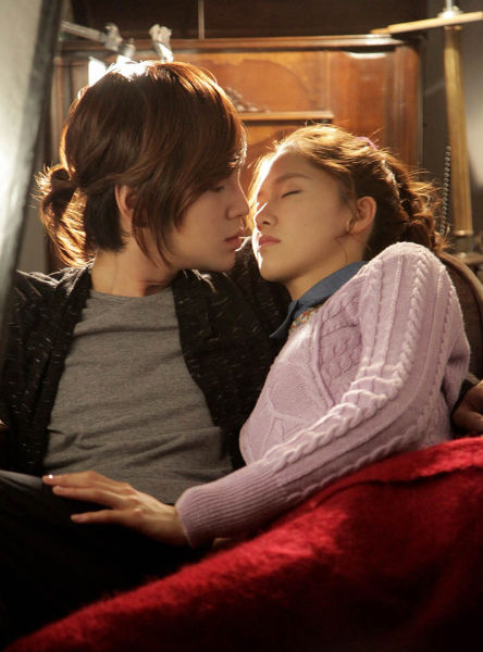 Jang Geun Suk & Yoona Sweet First Kiss