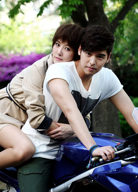 Kim Suna  & Lee Jang Woo “Koala Pose” Couple Shot