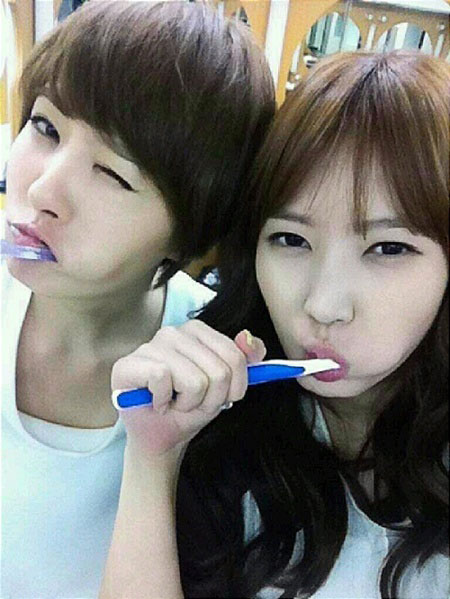Kim SunA and Im Soo Hyang Brush Teeth Together