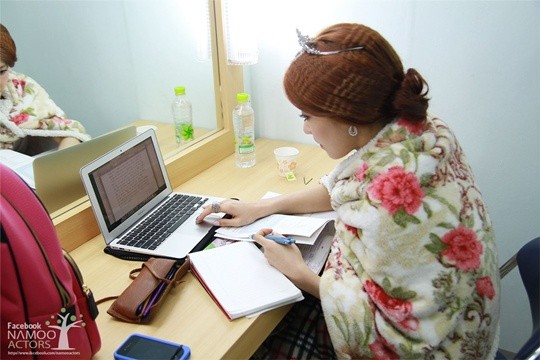 Lee Yoon Ji Prepares for Midterm Exam On the Set