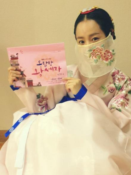 Han Ji Min in Hanbok with Rooftop Prince Grand Final Script Selca