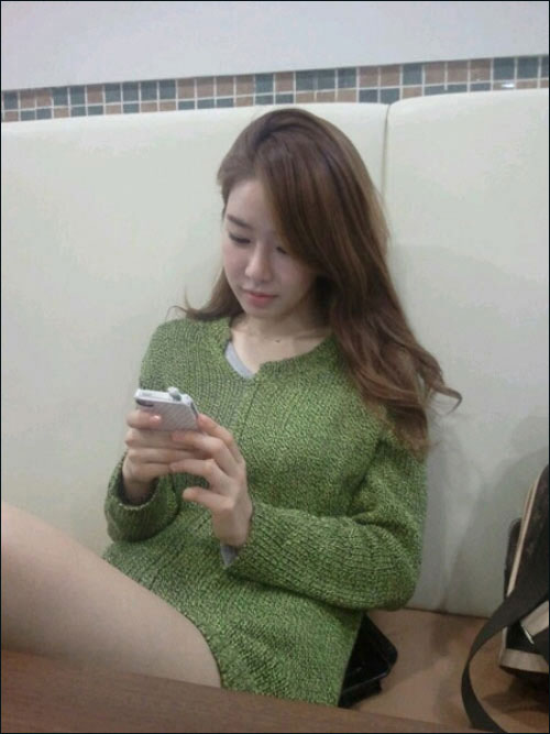 Yoo In Na Leisurely Plays Cellphone Exposing Sexy White Legs