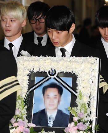 Micky Yoochun Visits Grave of Father and Thanks the Fans