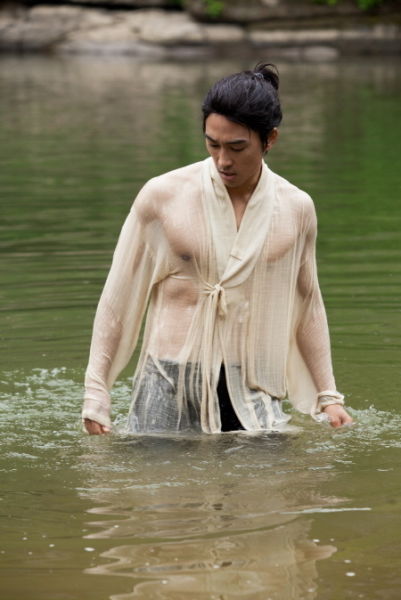 Song Seung Heon Shows Off Fit and Muscular Body